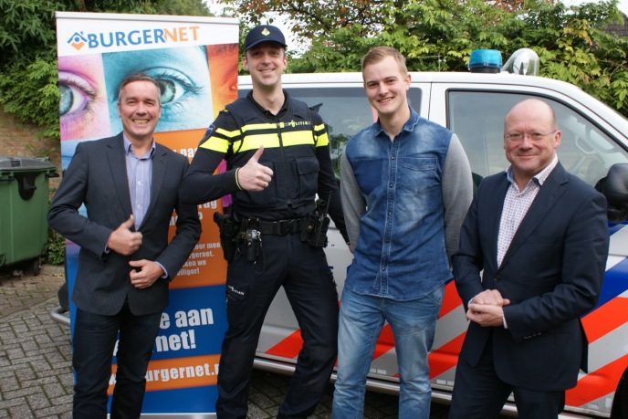 Dick Roodenburg (gemeentelijk projectleider Burgernet), Martien van Herk, Casper Aarsman en burgemeester Maarten Divendal